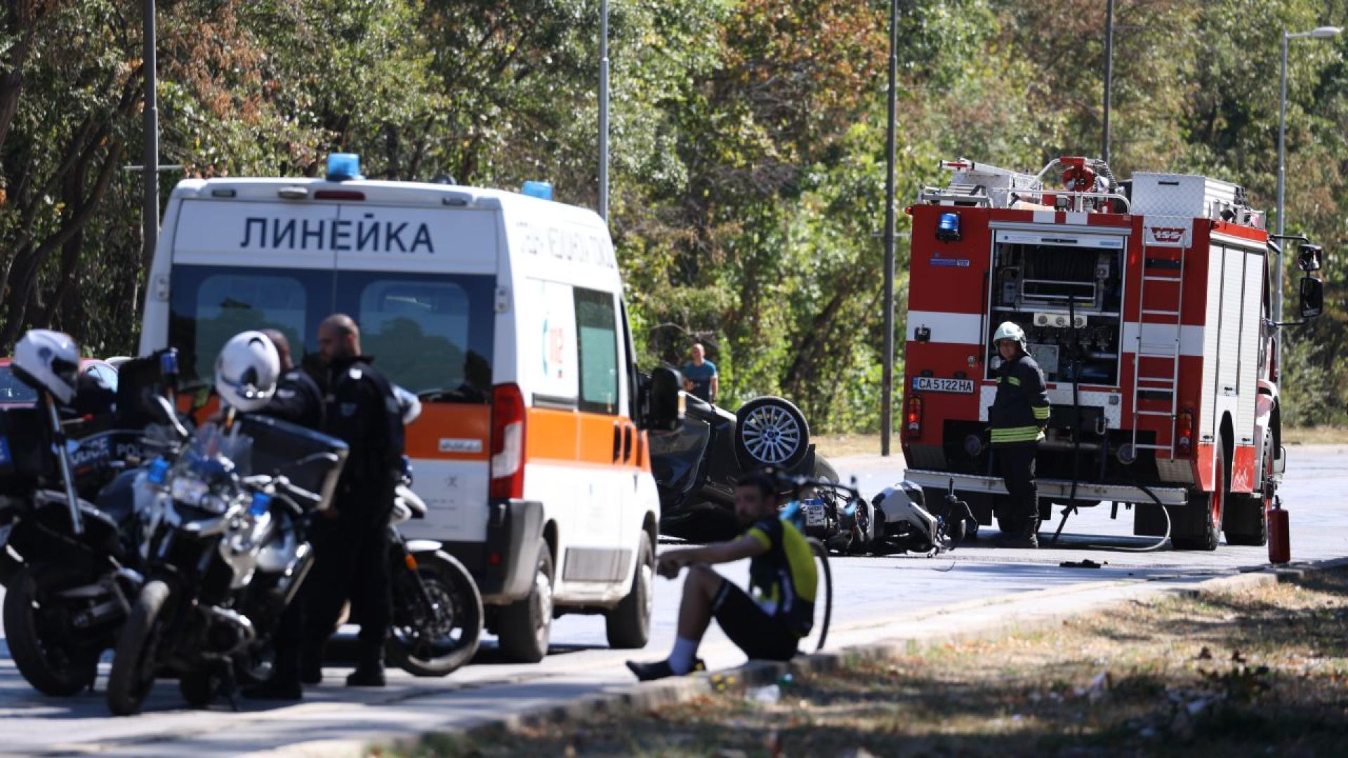 Xena ta’ inċident tat-traffiku — ambulanza, vettura tat-tifi tan-nar u pulizija