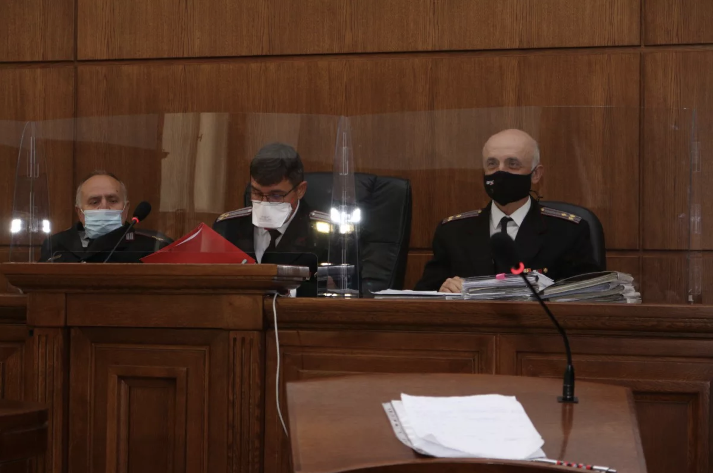 Qorti militari — imħallfin u prosekutur waqt seduta